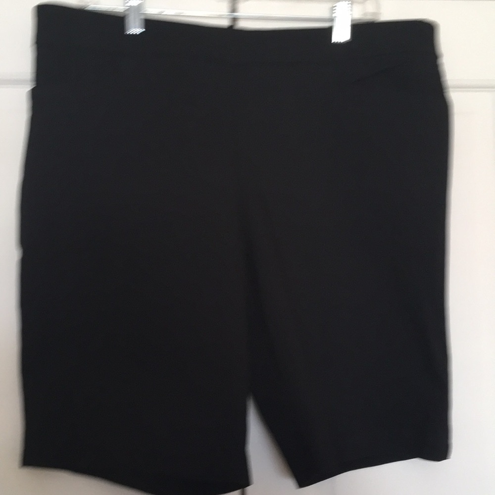 16/18 Black, stretchy shorts.